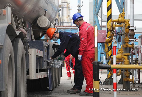 储运部员工对入厂原料进行取样