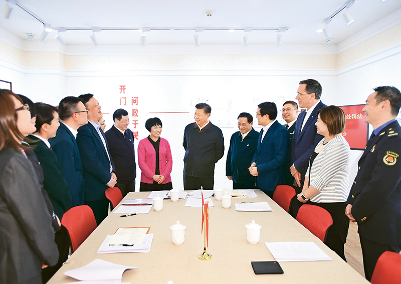 2019年11月2日至3日,中共中央总书记、国家主席、中央军委主席习近平在上海考察。这是2日下午,习近平在长宁区虹桥街道古北市民中心,同正在参加立法意见征询的社区居民代表亲切交流。 新华社记者 谢环驰/摄